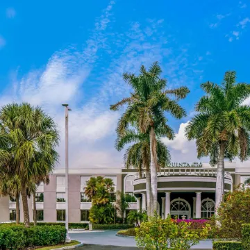 La Quinta Inn & Suites by Wyndham Naples Downtown