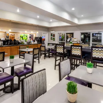 La Quinta Inn & Suites by Wyndham Laredo Airport