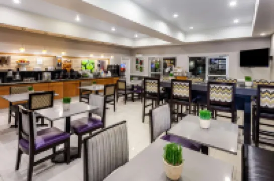 La Quinta Inn & Suites by Wyndham Laredo Airport