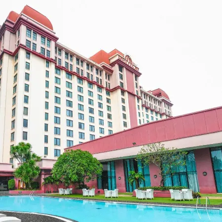 Redtop Hotel & Convention Center Отели рядом с достопримечательностью «Рынок Пасар Бару»