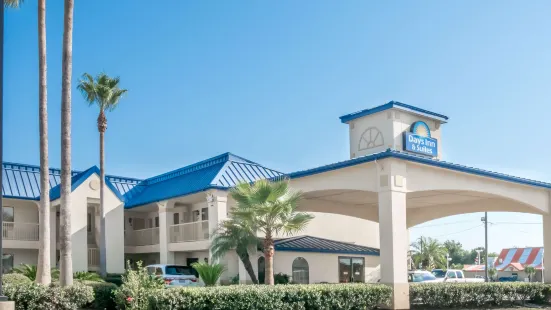 Days Inn & Suites by Wyndham Winnie