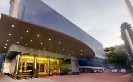 Saj Luciya -A Classified 4 Star Hotel Отели рядом с достопримечательностью «Пазхавангаэди Сри Маха Ганапати Темпл»