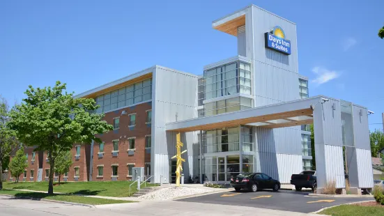 Days Inn & Suites by Wyndham Milwaukee