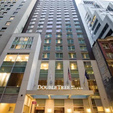 DoubleTree by Hilton New York Downtown Отели рядом с достопримечательностью «Союз Холл»