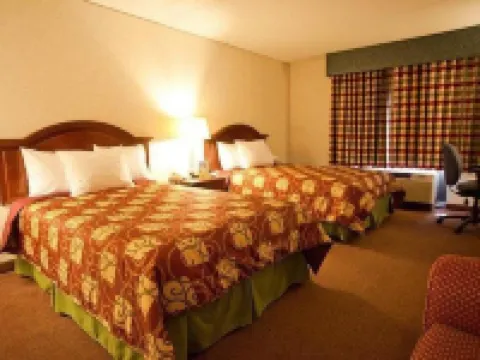 โรงแรมเบสท์เวสเทิร์น รอยัลพลาซ่า แอนด์เทรดเซ็นเตอร์ โรงแรมในมาร์ลเบรอ