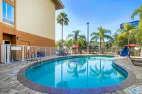 Comfort Inn & Suites Orlando North - Rooftop Pools