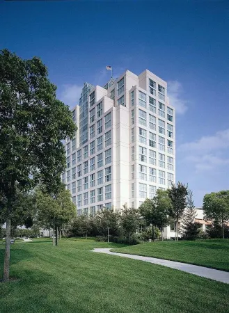 Hilton Los Angeles North-Glendale & Executive Meeting Center Отели рядом с достопримечательностью «Gallery Godo»