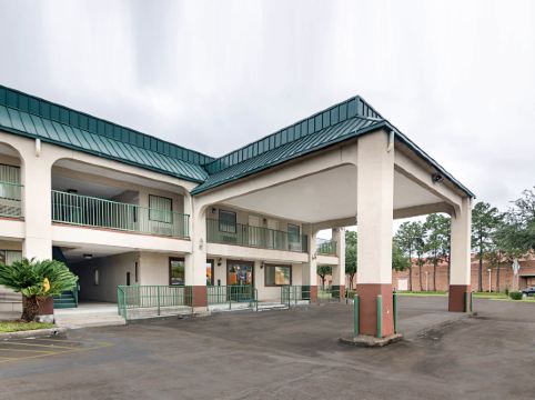 Rodeway Inn & Suites Hwy 290 NW