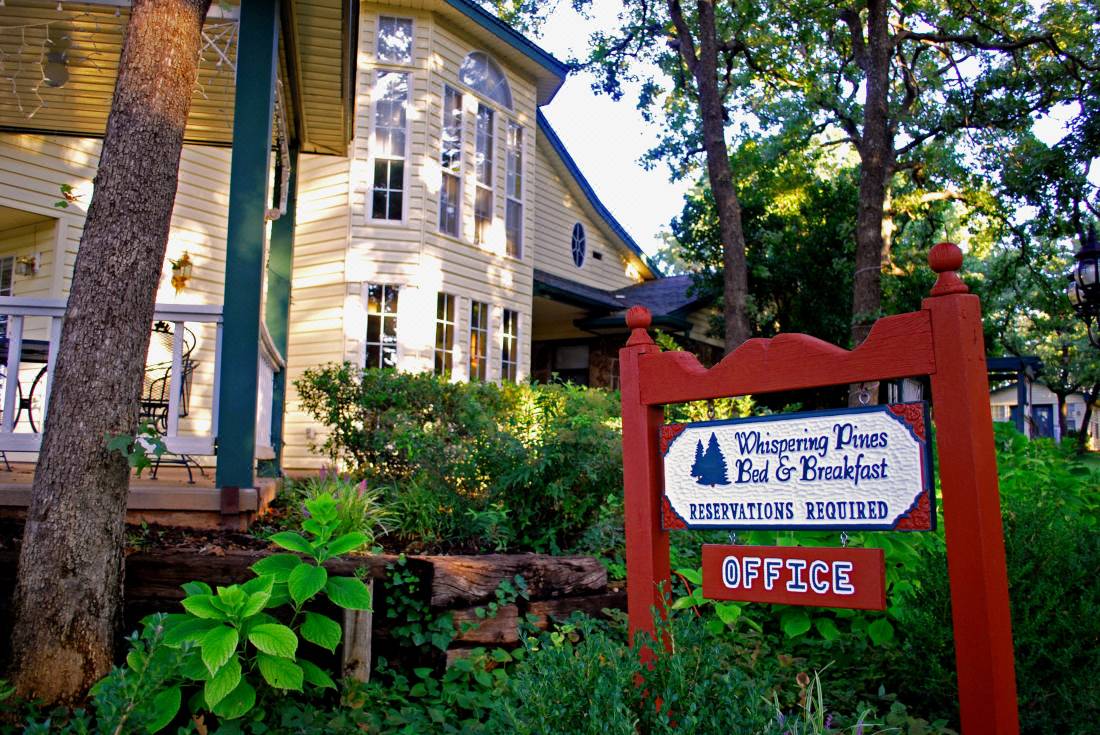 The Whispering Pines Inn Bed & Breakfast-Norman Updated 2022 Room  Price-Reviews & Deals | Trip.com