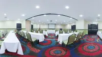 Holiday Inn & Suites Anaheim (1 Blk/Disneyland®)