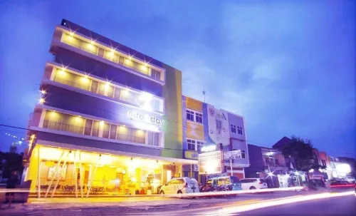Avira Hotel Makassar - 2-Star