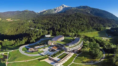 Kempinski Hotel Berchtesgaden Отели рядом с достопримечательностью «Кельштайнхаус»