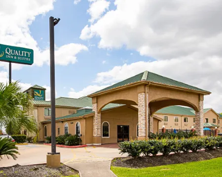 Quality Inn & Suites Hotels in Beaumont