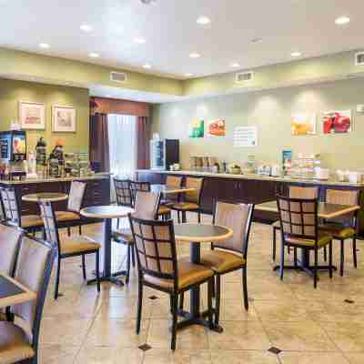 Sonesta Essential la Porte Dining/Meeting Rooms