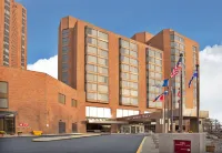 Hotel Chateauneuf Gatineau-Ottawa Hotels in Гатіно