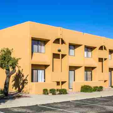 Ramada by Wyndham Tucson Airport Hotel Exterior