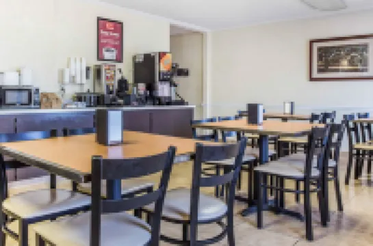 エコノ ロッジ サンティー