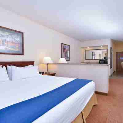 Holiday Inn Express & Suites Farmington (Bloomfield) Rooms