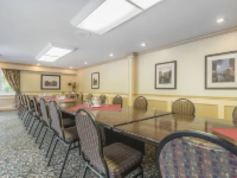 Inn on the Lake Hotels in Fall River