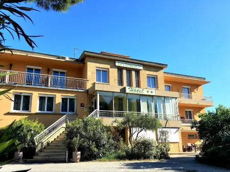 Logis Hôtel le Clement V Отели в г. Тавель