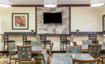 Quality Inn at Collins Road - Cedar Rapids