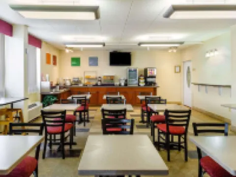 Comfort Inn & Suites Hotels in Fall River