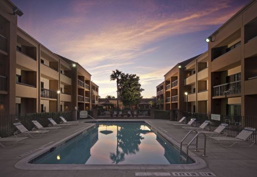 5. 코트야드 바이 ..