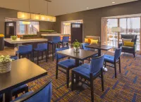 Courtyard Grand Rapids Airport فنادق في Kentwood
