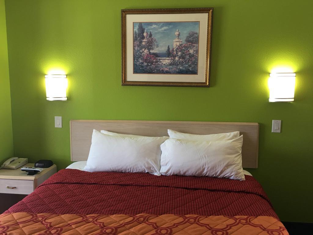 California Inn & Suites Adelanto US 395