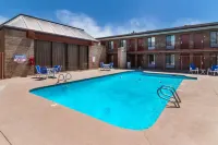 Quality Inn Bloomington Near University - Pools