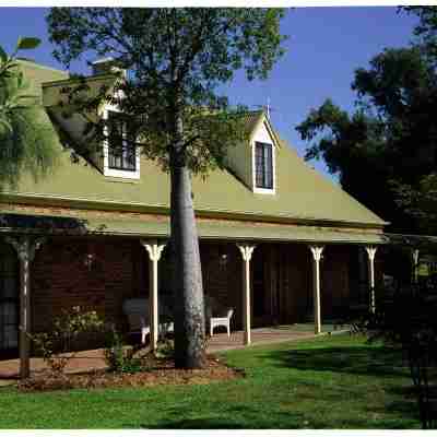 Overlander Homestead Motel Hotel Exterior