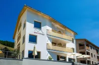 Guarda Lodge Hotels near Piz Quattervals