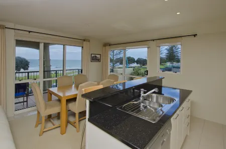 Pavilion Beachfront Apartments Отели рядом с достопримечательностью «Maunganui Beach»