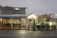 Nightcap at Hotel Victor Hotels in Goolwa
