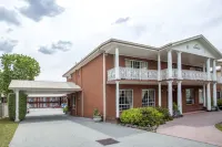 Meramie Motor Inn Hotels near Sunglass Hut Myer Albury