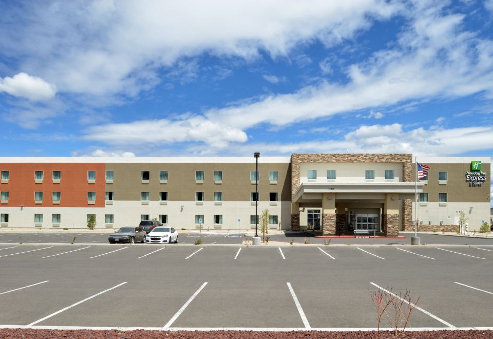 a large , modern building with multiple floors and a parking lot in front of it at Holiday Inn Express & Suites Williams
