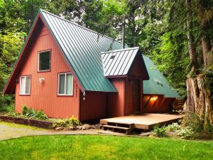 Cedarwood Grove - Two Bedroom Cabin with Hot Tub