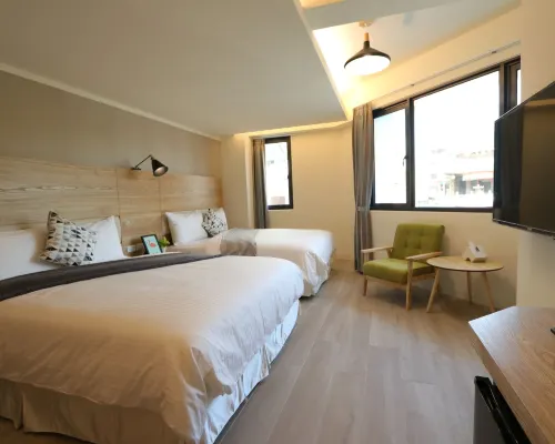Flora Inn Hotels near Old Town