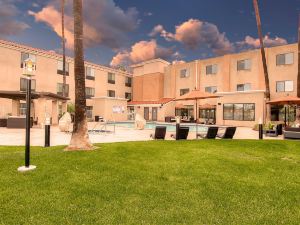 Holiday Inn Express & Suites Carlsbad Beach