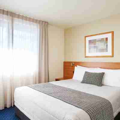 Ventura Inn & Suites Hamilton Rooms