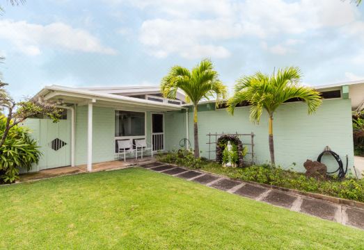 Serene 3Br W/ Lanai & Private Yard, Walk to Beach 3 Bedroom Home