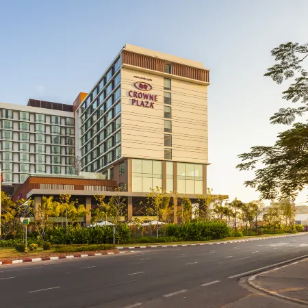 Crowne Plaza VIENTIANE by IHG Отели рядом с достопримечательностью «Статуя Фа Нгум»