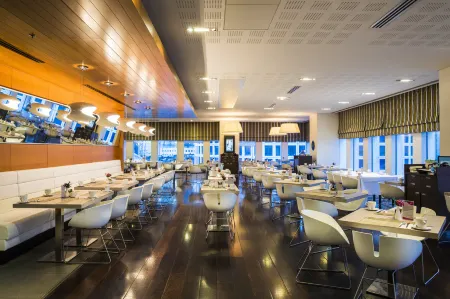 Crowne Plaza Tel Aviv City Center Отели рядом с достопримечательностью «Image of a Murderer»