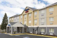 Dubuque Inn & Suites Các khách sạn gần Jubeck New World Brewing