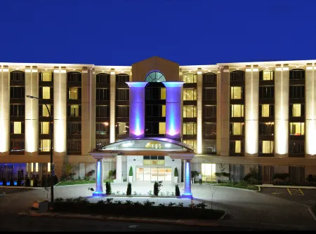 Holiday Inn & Suites Montreal Airport Отели рядом с достопримечательностью «Centre for Structural and Functional Genomics»