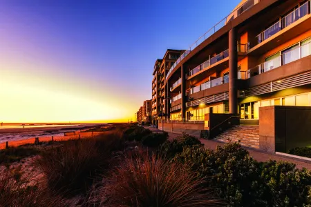 Oaks Glenelg Plaza Pier Suites Отели рядом с достопримечательностью «Вел Гарденс»