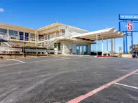 Motel 6 Fort Worth, TX - Stockyards โรงแรมใกล้Fort Worth Herd Longhorn Cattle Drive