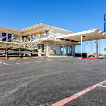 Motel 6 Fort Worth, TX - Stockyards Отели рядом с достопримечательностью «Fort Worth Herd Longhorn Cattle Drive»