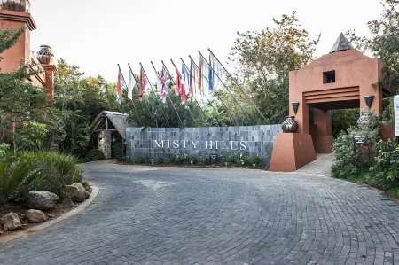 Misty Hills Country Hotel, Conference Centre & Spa Отели в г. Крюгерсдорп