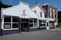 Logis le Petit Trianon Hotel dekat Atlantic Surf Academy